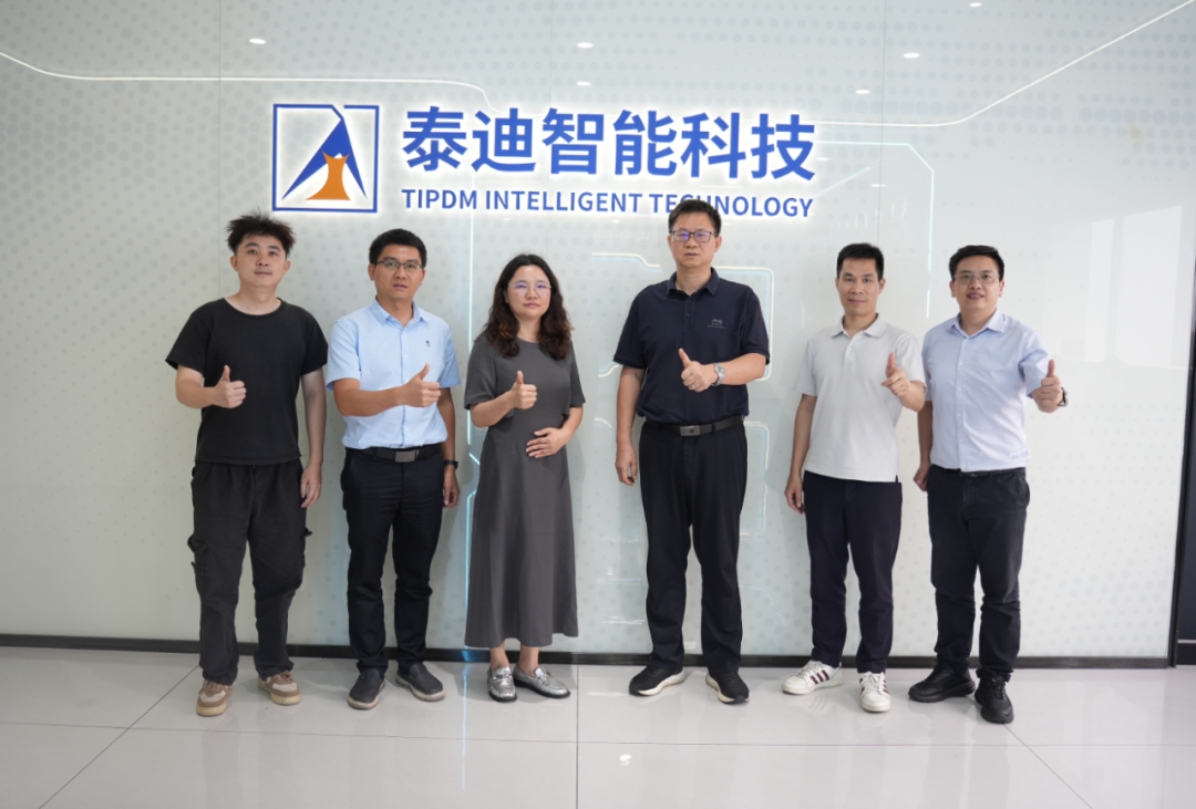 广州市公用事业技师学院领导一行莅临泰迪智能科技参观交流